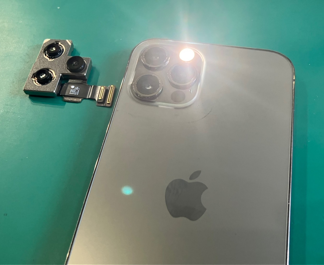 iPhone12 pro 【外カメラに故障あり】 iPhone12 Pro】外カメラが映らない。ライトが点かない。…リアカメラ