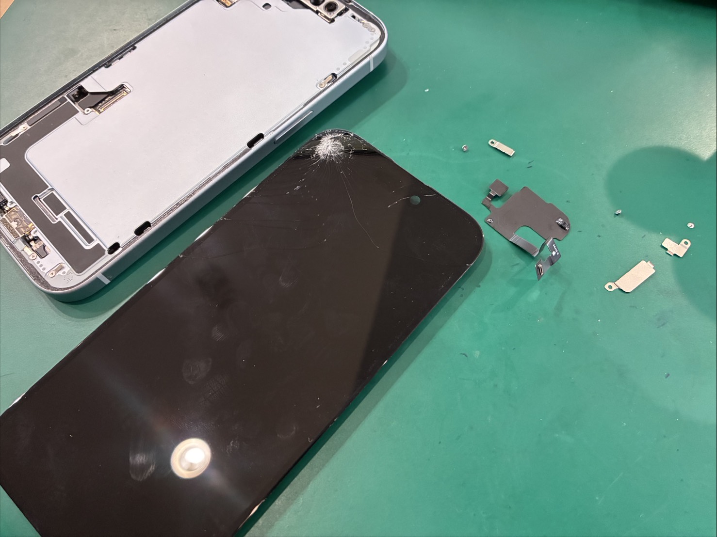 iPhone 15】iPhoneの画面故障は予約無しの飛び込み来店で即日修理出来