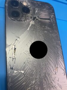 iPhone12Pro背面割れ