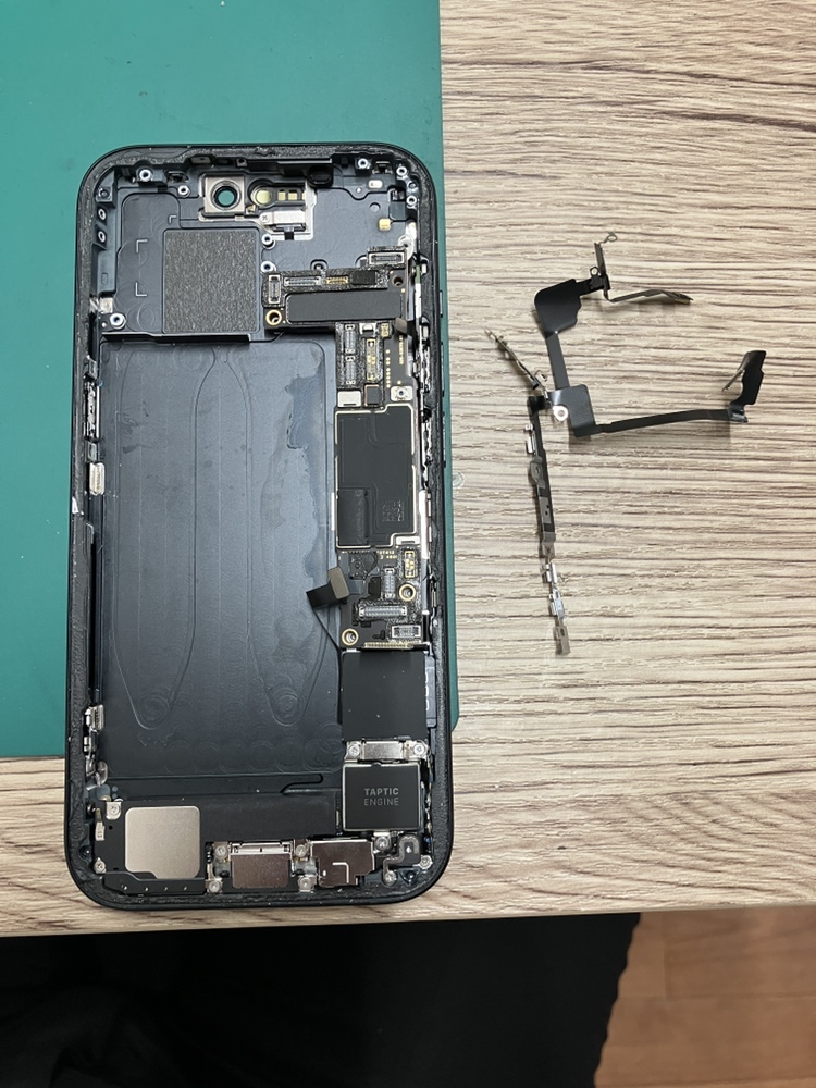 iPhone15】電源ボタンが効かない？内部パーツ交換でしっかり改善