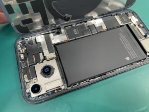 iPhone 14を分解してバッテリーが見える状態 A15 Bionicチップも確認できる