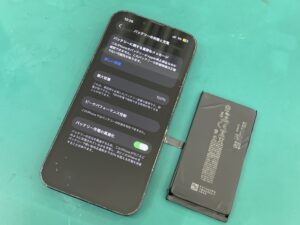 iPhone 14 バッテリー交換後 最大容量100%に回復した画面と取り外した古いバッテリー