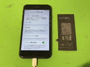 新しいバッテリーに交換され、水没の心配もなく30分で修理が完了し、正常に起動したiPhoneSE第2世代の本体