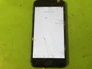 画面が割れ、内部の液晶破損によって所々がオレンジ色に変色してしまっているiPhoneSE2