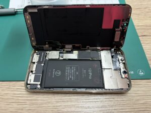スマホスピタル自由が丘店でiPhone12Proを丁寧に分解している様子