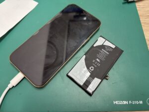 新品バッテリーに交換されて充電が100％になったiPhone12Pro