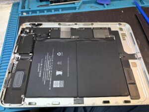 iPad10を分解してバッテリー交換を行っている様子