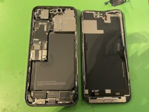iPhone14ProMAXを慎重に分解し、ガラスと液晶が分離するベゼル剥離を起こした画面から重要なセンサー部品を取り外している様子