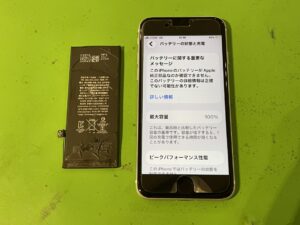 新品のバッテリーに交換され、充電機能や動作も正常で元通り快適に使えるようになったiPhoneSE(第2世代)の前面