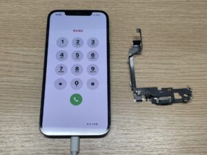 新しいドックコネクターへの交換が完了し、ケーブルがしっかり挿さって正常に充電マークが表示されたiPhone12ProMAX