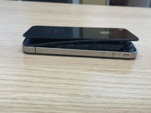 バッテリーが不自然に膨張し、電源が一切入らなくなってしまったiPhone4