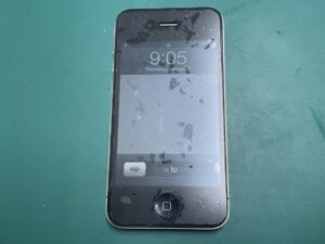 新品のバッテリーに交換され、無事にリンゴマークが立ち上がってデータそのまま起動したiPhone4の前面