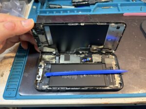 iPhone11を分解して画面交換修理を行っている様子