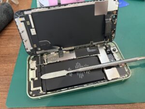 分解中：iPhone12 miniを分解してバッテリー交換を行っている様子