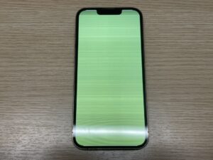 画面全体が緑色に発光して正常な表示や操作ができない状態のiPhone13Pro
