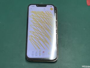 新しいパネルを仮付けしメモアプリでタッチ反応や動作テストを行っているiPhone13Pro