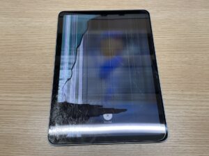画面が割れて黒いシミ（液晶漏れ）が発生し、タッチ操作が一切効かなくなってしまったiPadAir(M2)11インチ