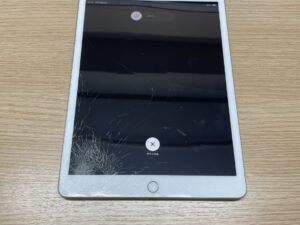 表面ガラスがひび割れてタッチ操作が効かなくなっているiPad8