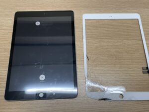 白い本体に黒いガラスパネルが装着されタッチ操作も快適に復元したiPad8