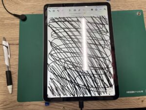 iPadAir(M2)11インチに新しいディスプレイパーツを仮付けし、メモアプリの描画モードでタッチ操作や発色が正常かテストしている様子