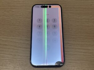 画面右下に黒いシミがあり全体が白くフラッシュし緑の縦線が入っているiPhone15Pro
