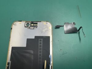 繊細なセンサーケーブルを慎重に移植して新しい画面パネルを取り付けているiPhone15Pro