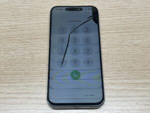 画面右上から斜めに太い黒い線が入って画面が見づらくなっているiPhone15ProMax