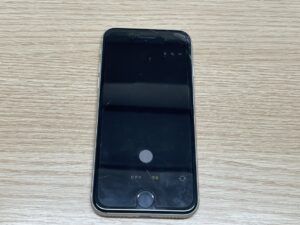 カメラアプリを起動しても画面が真っ暗で何も撮影できないiPhoneSE3