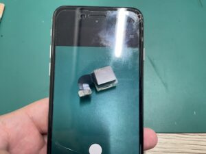 新しいアウトカメラを仮付けして撮影テストを行っているiPhoneSE3
