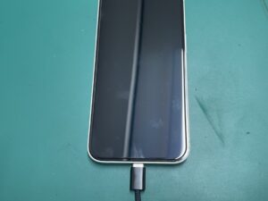 充電ケーブルが奥まで刺さらず充電が行えないiPhone16e