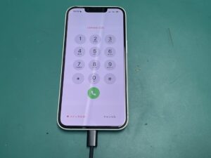 充電口からお米が除去されケーブルが正常に刺さり充電されているiPhone16e