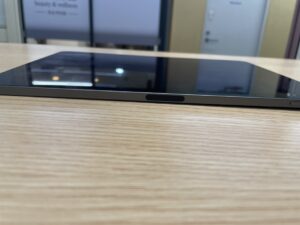バッテリーの膨張によって本体フレームと液晶画面の間に大きな隙間ができているiPadAir5