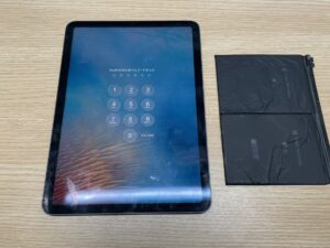 新しいバッテリーへ交換され画面の隙間もなくなり綺麗に収まったiPadAir5