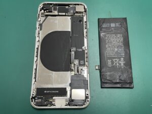 古いバッテリーを取り外したiPhoneSE2