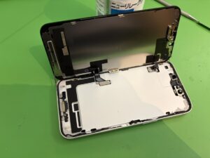 iPhone16e分解中の様子・画面パネル交換作業(スマホスピタル自由が丘店)