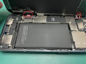 画面を開いたら水没判定シールが2か所とも赤く変色しているiPhone13の内部