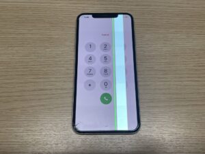 画面の左側に緑の縦線が発生し表示不良を起こしているiPhoneXSMAX