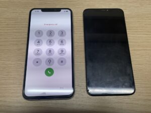 画面交換が完了し緑の縦線もなくなり綺麗に表示されているiPhoneXSMAX