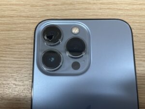 カメラレンズが割れて穴が開いていた状態のiPhone13Pro