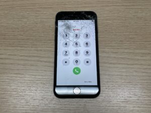 砂利に落とした衝撃により画面割れと液晶破損を起こしているiPhoneSE3