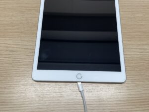 充電口の中に折れた充電端子が詰まっているiPad7