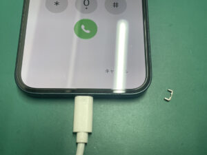 異物が除去され充電ケーブルがしっかり刺さり充電されているiPhone14