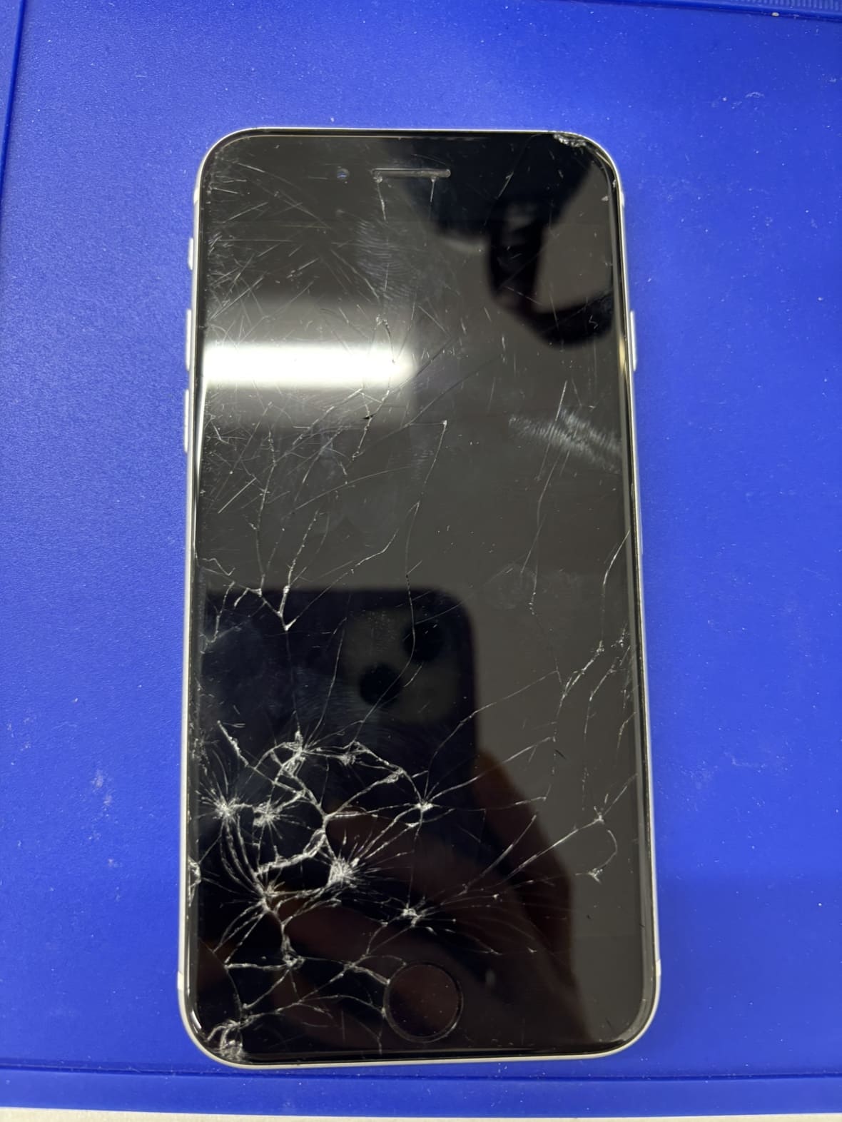 【コメント確認依頼】iPhoneSE (第2世代) 画面ヒビ有り iPhoneSE(第2世代）】画面にヒビが入ってしまい・・・交換しました