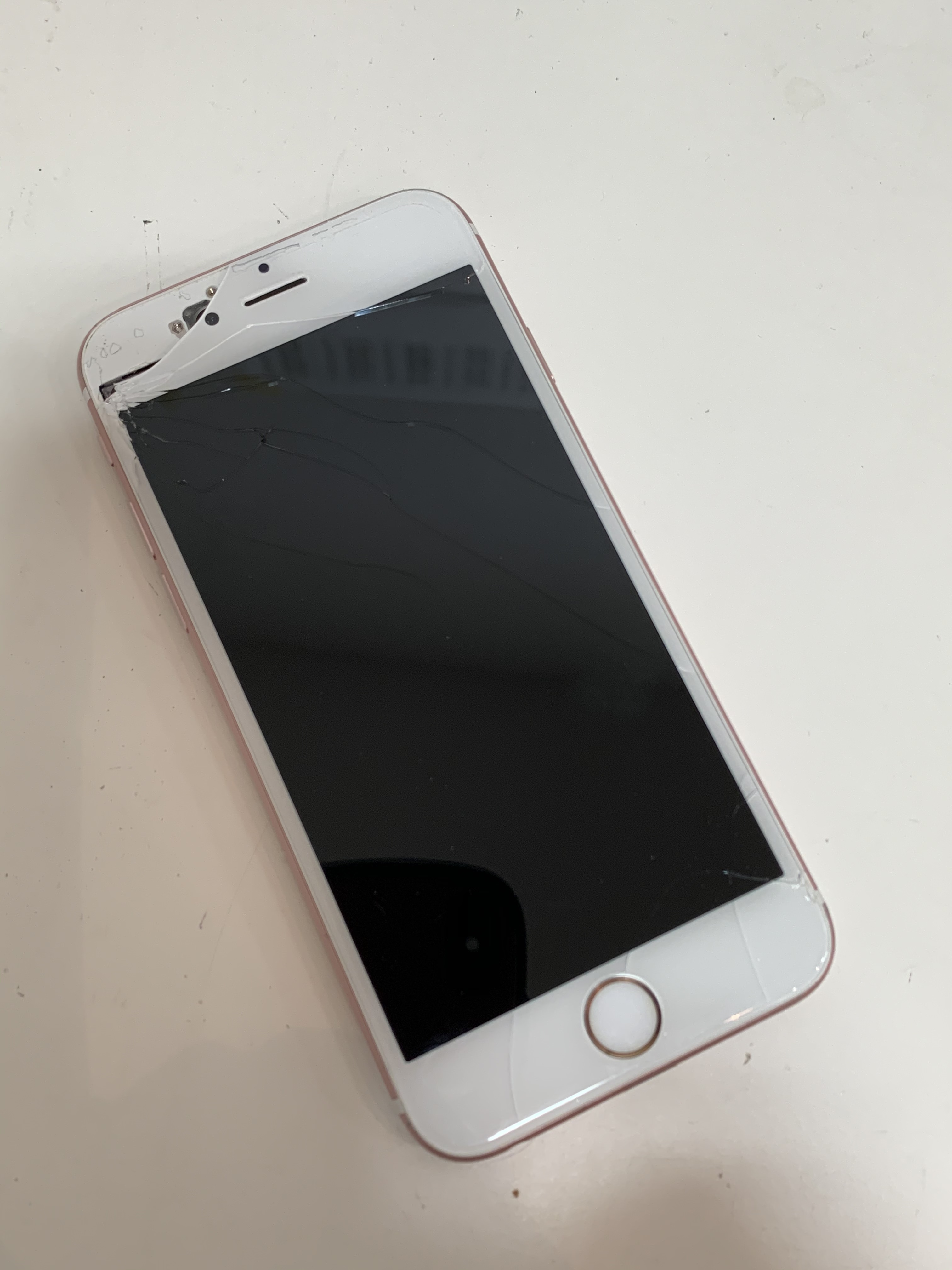 iPhone6sの画面が割れて内部がむき出し…そのまま放置するとどんな危険