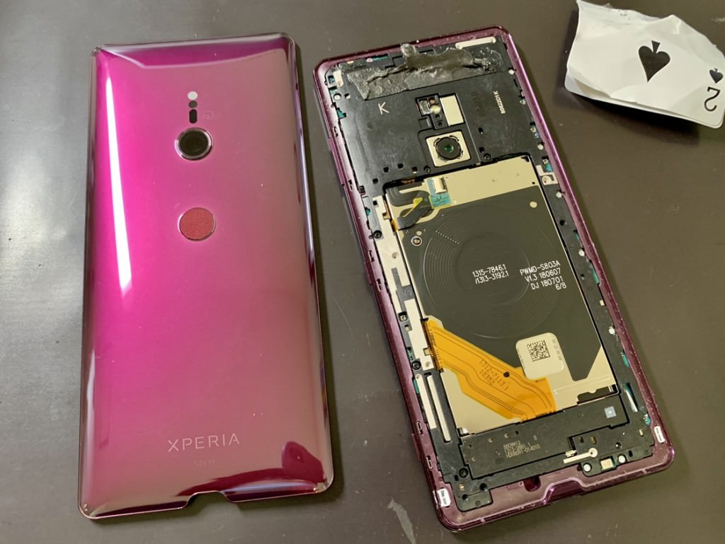 XZ3の画面交換のために背面パネルを開ける