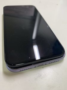 バッテリー膨張のせいでネジが外れたiPhone11