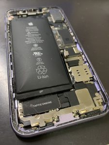 バッテリーが膨らんでいるiPhone11