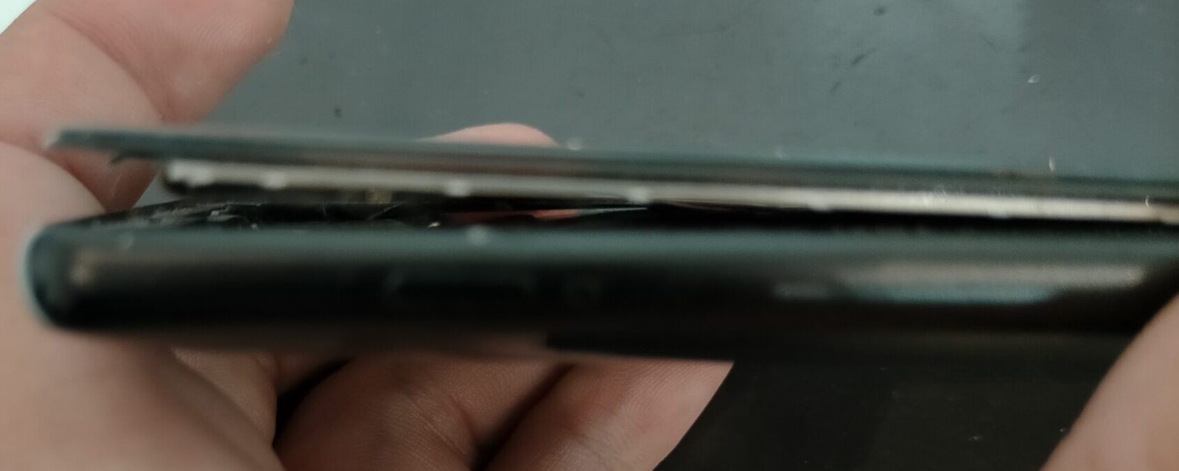 Xperia XZ2】バッテリー膨張の放置は厳禁！画面の故障や発火の恐れも