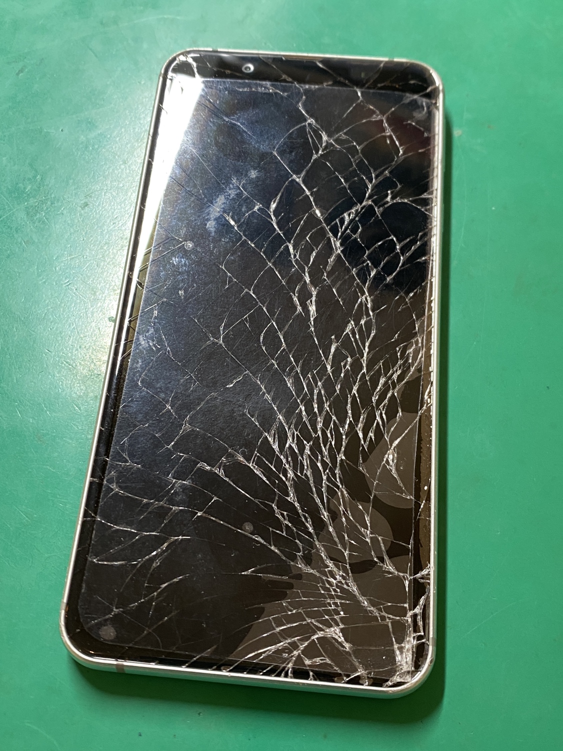 AQUOSsense3basicの画面が割れて映像が見づらい… | スマホスピタル姫路