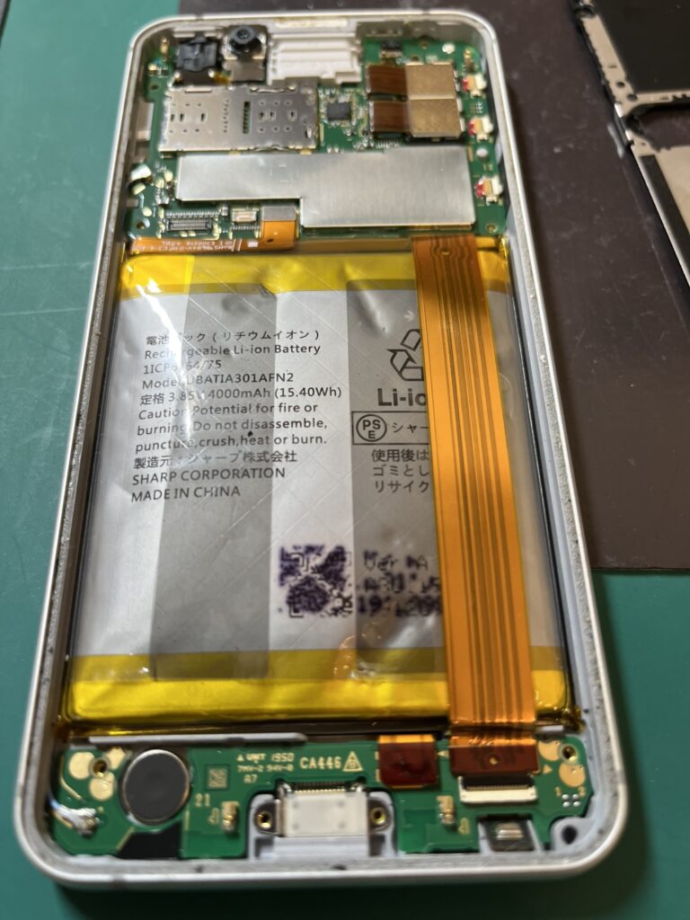 AQUOS sense3 バッテリー膨張　分解